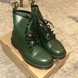 Doc marten boots 7 women green leather lightly worn